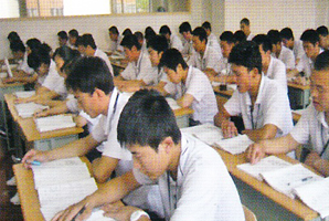 教室で学ぶ実習生